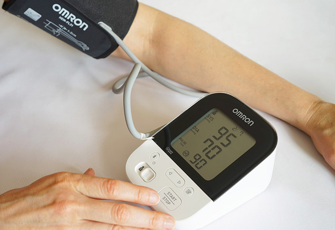 The Omron M4 Intelli IT operates on batteries or on mains with an optional AC adapter. A comfortable adult cuff is supplied.
