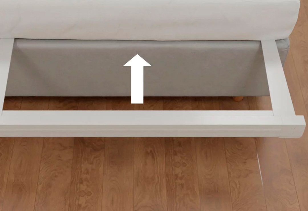 So können Sie Ihren Airzag mitsamt der Halterung einfach unter die Matratze schieben