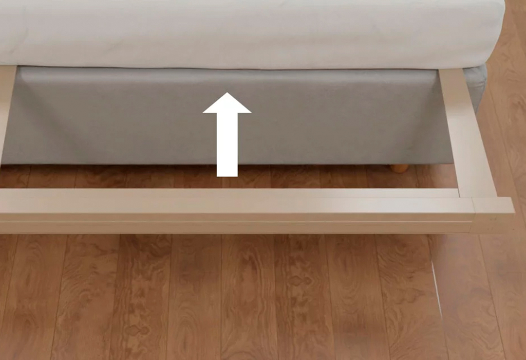 So können Sie Ihren Airzag mitsamt der Halterung einfach unter die Matratze schieben