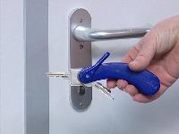 By turning the blue handle and opening the holder, you can attach a maximum of 3 keys to the key holder. 