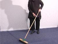 The T-grip allows you to keep a straight standing position without having to use much effort to sweep.