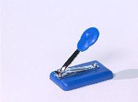 Sie können diesen Nagelknipser einfach auf einen Tisch stellen