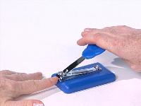 Positionieren Sie den Fingernagel am Knipser und drücken Sie den Hebel mit der Handfläche hinunter. So werden die Gelenke Ihrer Hand und Ihrer Finger entlastet.