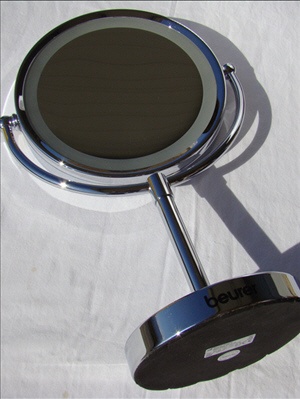 Der Beurer BS 69 bietet 2 drehbare Spiegelflächen: normal / 5-fache Vergrösserung