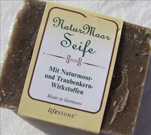 Thanks to two excellent natural ingredients, the soap has a cleaning and nourishing effect on the skin and prevents the skin from aging.
