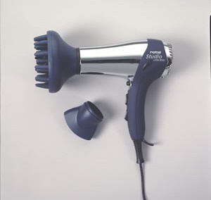 • 2 Ventilationsstufen, 3 Wärmestufen plus Kaltlufttaste.
• Frisierdüse, Aufhängeöse.