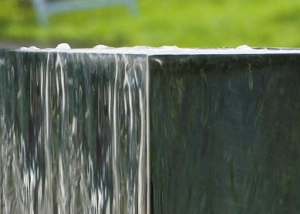 Klare Formen und ein schöner Fall des Wassers - der Edelstahlbrunnen Quadrus zieht unweigerlich den Blick auf sich.