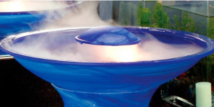 Edler Spritzschutz aus blauem Glas, einfach zu montieren.