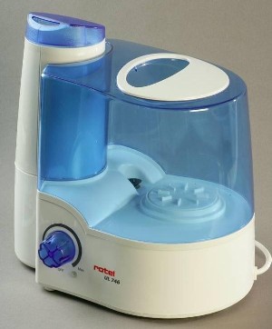Der Luftbefeuchter eignet sich für Räume bis zu 35 m2 und ist mit einem 5,4 Liter-Wasserbehälter ausgestattet.