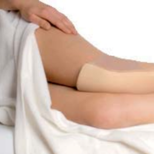 Durch die Polsterung des Promed Knie- oder Schulter-Schutzes beugen Sie Druck oder Scheuern vor und schützen die schmerzende Stelle ausserdem vor äusseren Einwirkungen.  